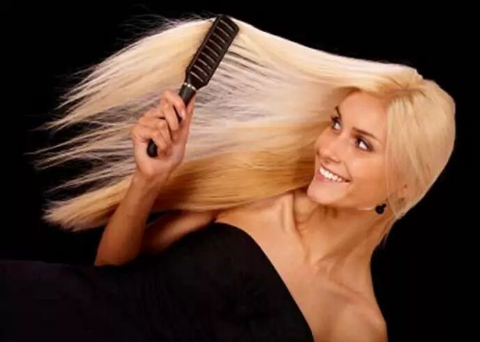 Κορίτσι χτενίζει τα μαλλιά της