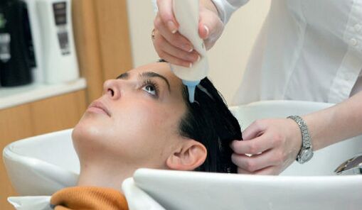 Ο κύριος εφαρμόζει το προϊόν ενώ περνάει από τα μαλλιά